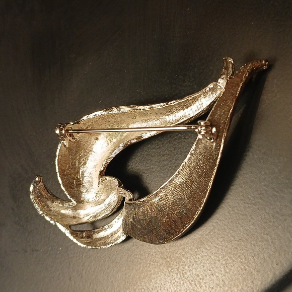Vintage Silvertone Swirl Brooch Pin Womens Costume Jewelry - Picture 7 of 12